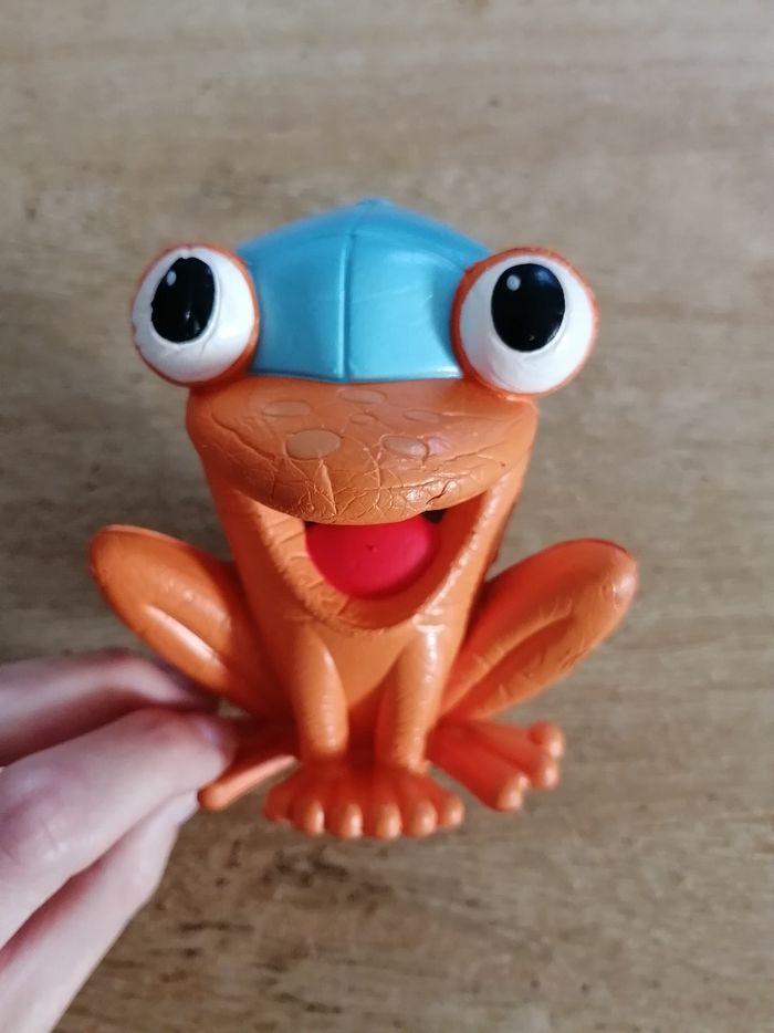 Grenouille orange en polystyrène - photo numéro 3