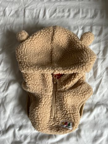 Col à capuche zippé bébé garçon en sherpa beige avec oreilles et patch. Marque TAO de 3 à 9 mois.
