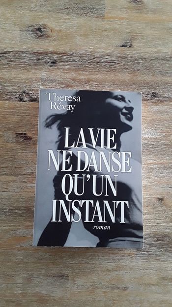 Livre La vie ne danse qu'un instant de Theresa Revay