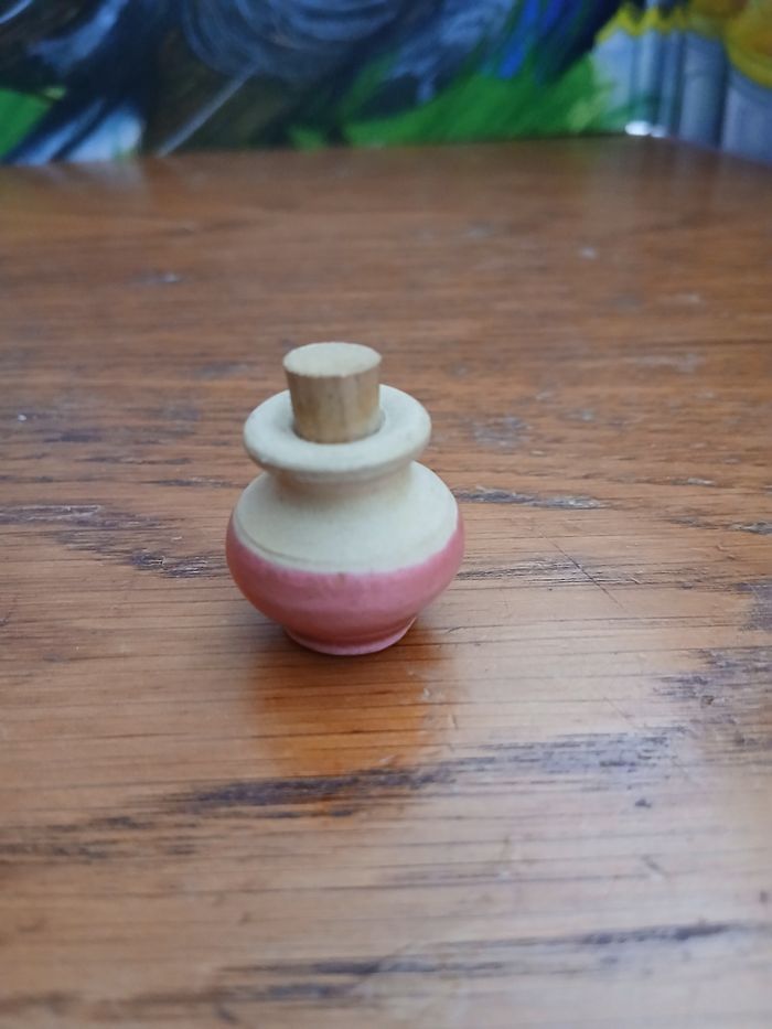 Vase en terre cuite pour poupée