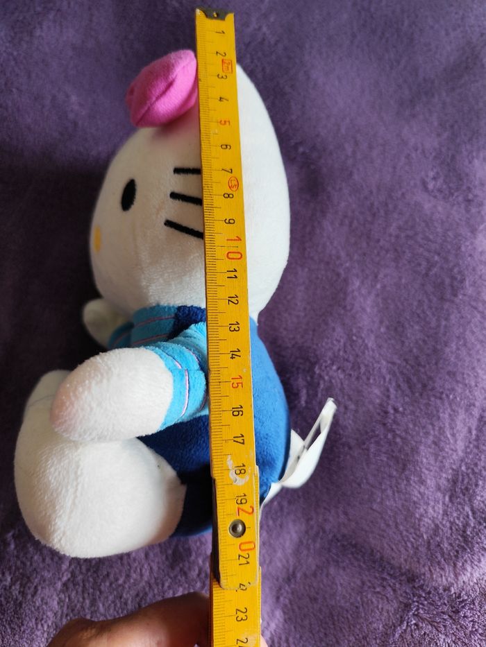 Peluche hello Kitty assise vêtement bleu noeud rose - photo numéro 7