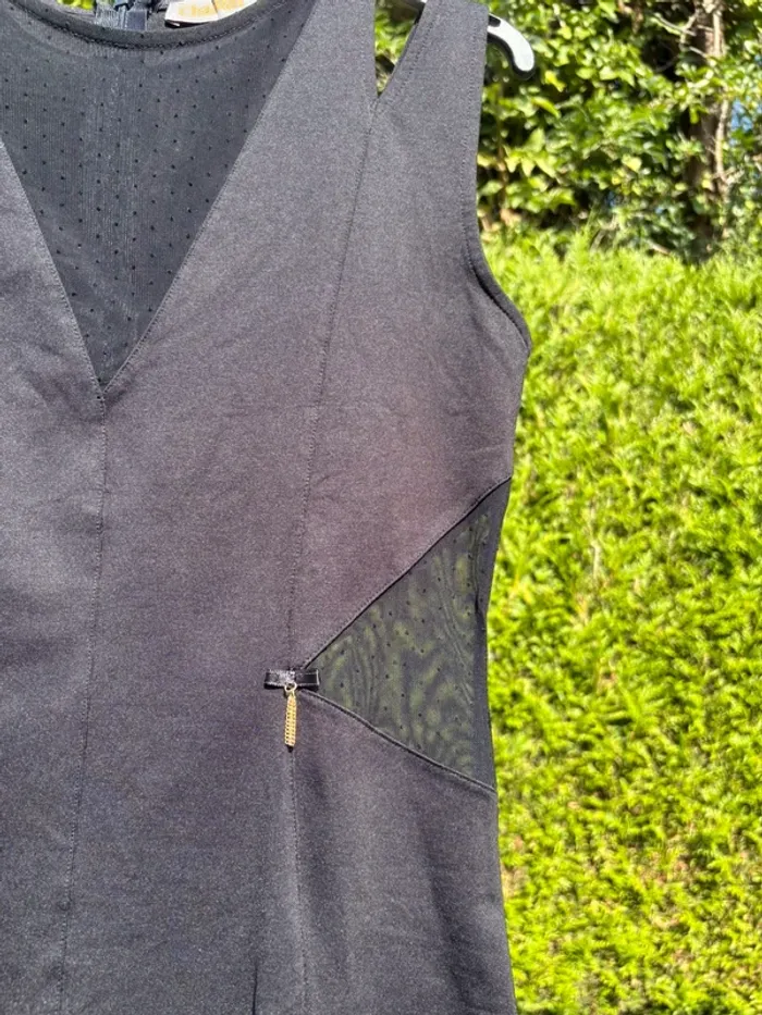 Robe noire chic moulante – Marque Charlott’ - photo numéro 3