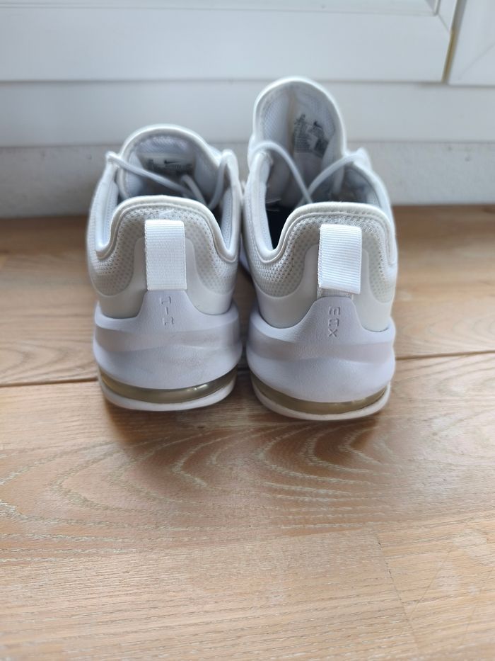 Basket peut porter.
Nike W Air Max Axis GS (AH5222-100) - photo numéro 2