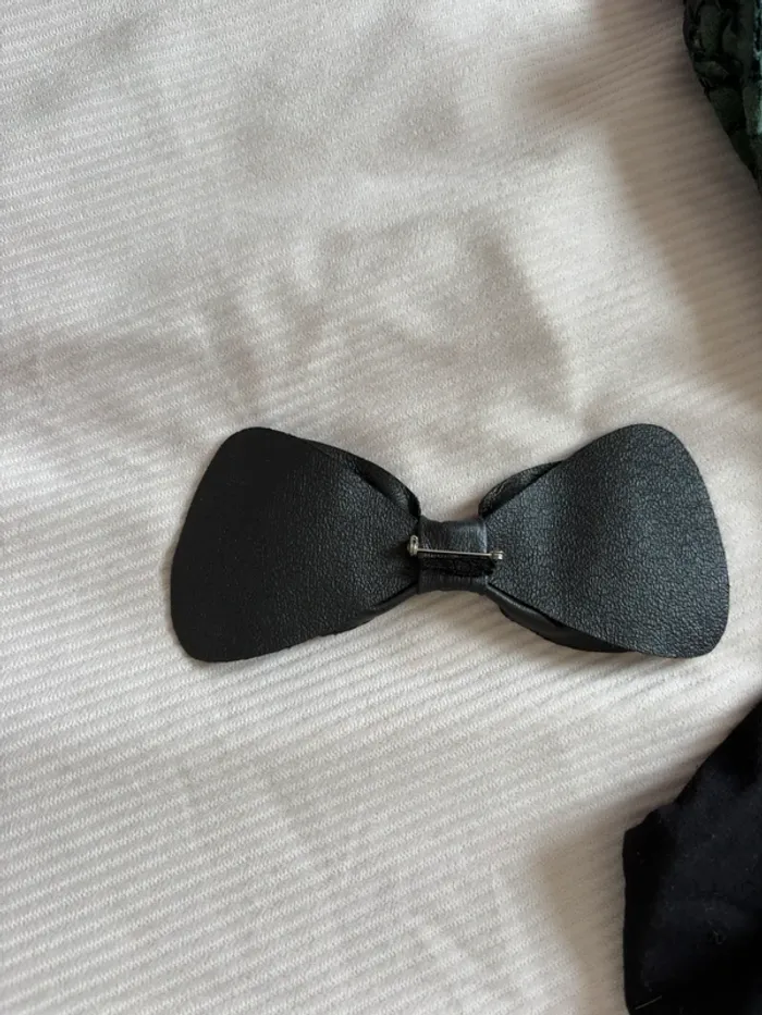 Haut Cop Copine dentelle vert et noir + broche nœud similicuir – Taille 36 - photo numéro 5