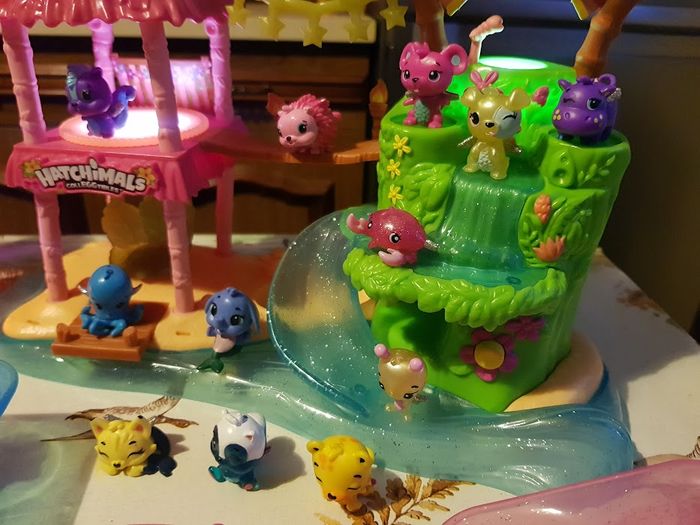 Lot île fête tropicale + 55 figurines Hatchimals + playset tous en scène + boite - photo numéro 8