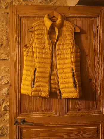 Doudoune sans manche jaune.