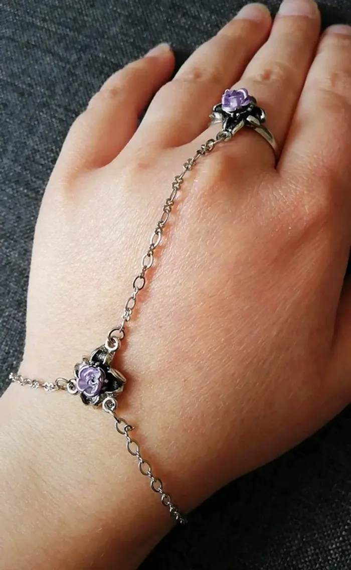 Bracelet relié à sa bague