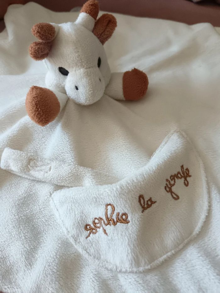 Doudou et peluche musicale Sophie la girafe - photo numéro 3