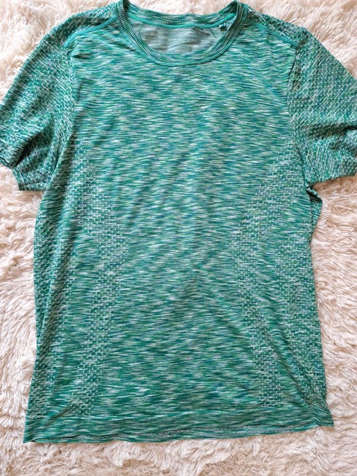 T-shirt turquoise, pour un look frais et vibrant 🌊