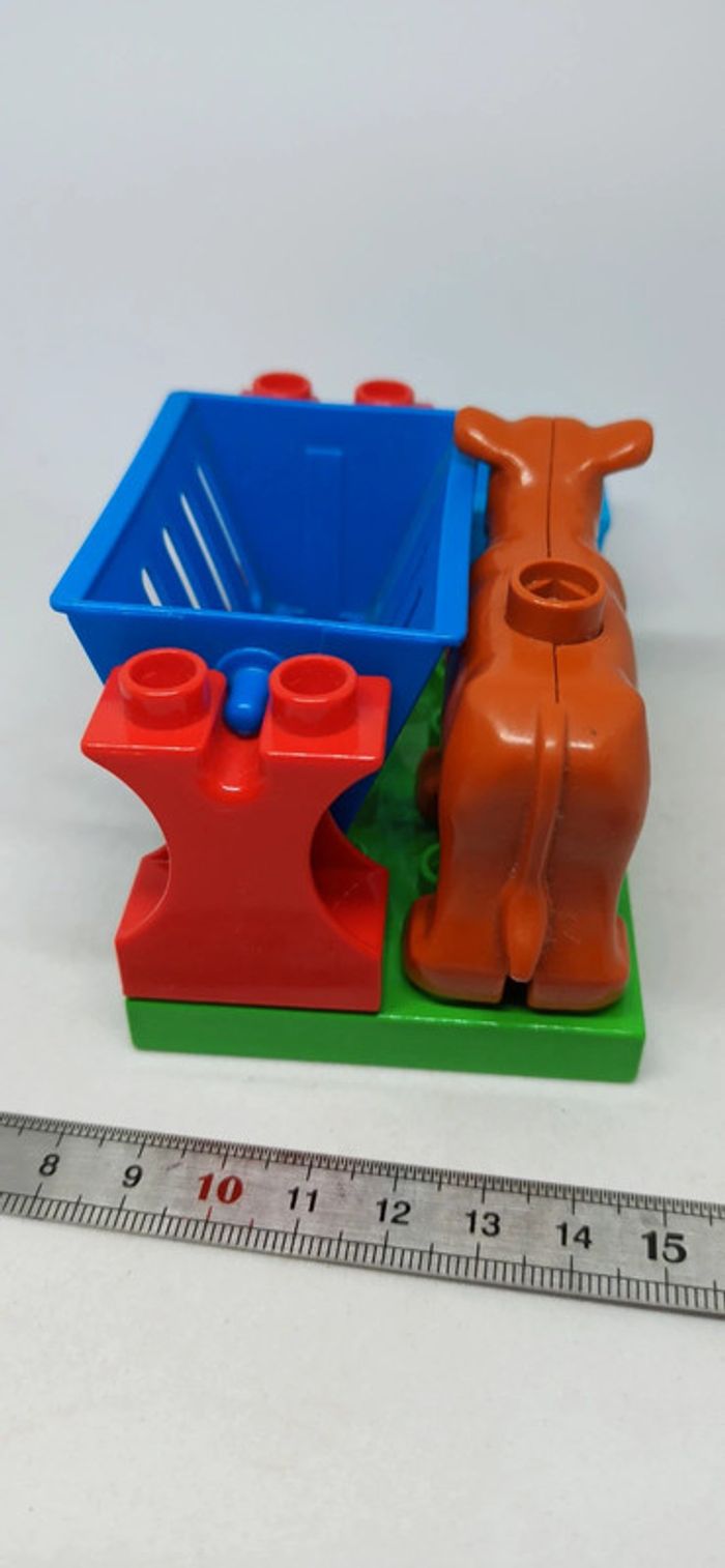 Vache marron sur plaque verte avec abreuvoir et râtelier lego duplo - photo numéro 4