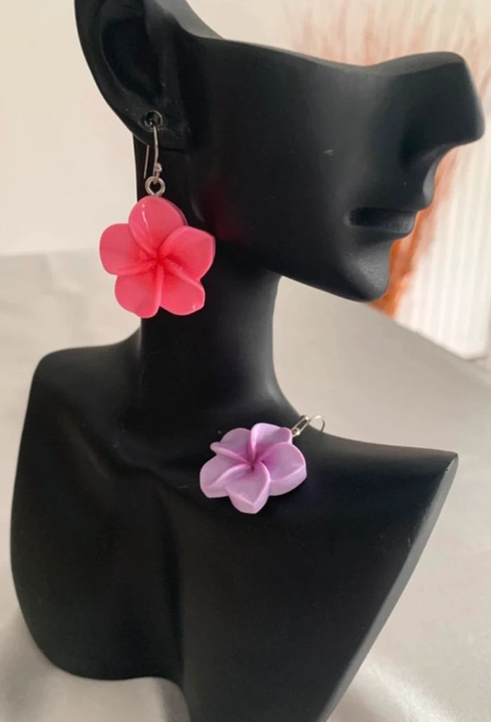 Boucles d’oreilles dépareillées fleur d’hibiscus rose et violette - photo numéro 3