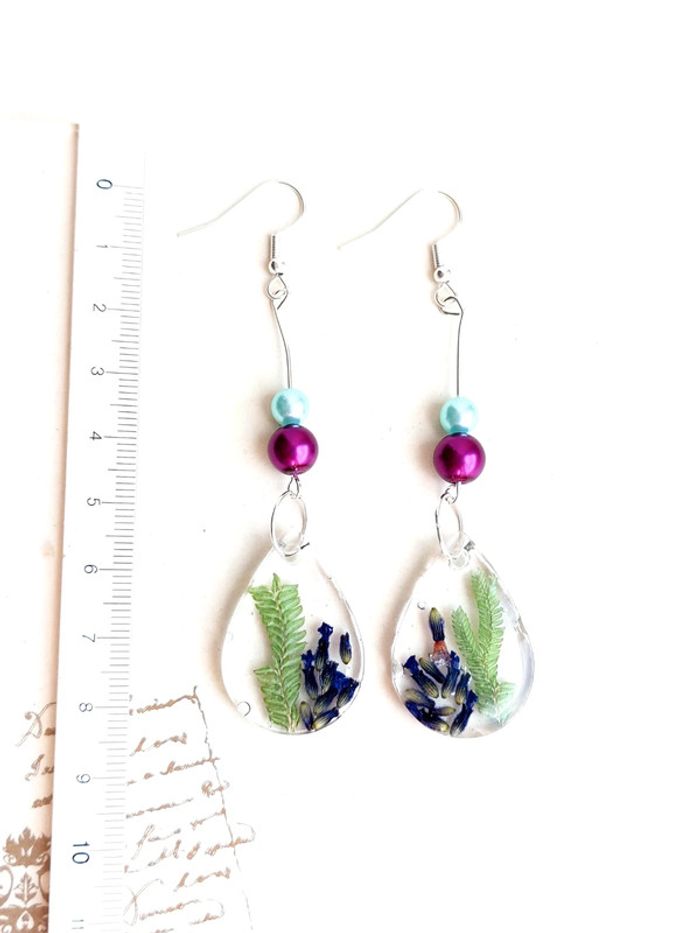 Magnifique paire de boucles d'oreilles pendantes en résine - photo numéro 4