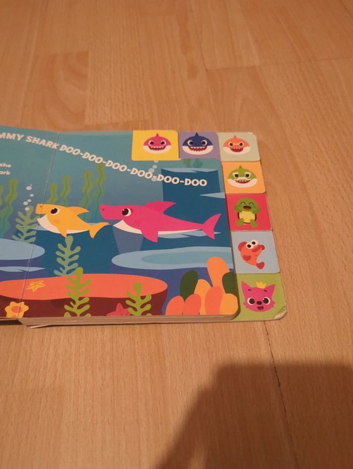 Livre Meet the shark family - photo numéro 2