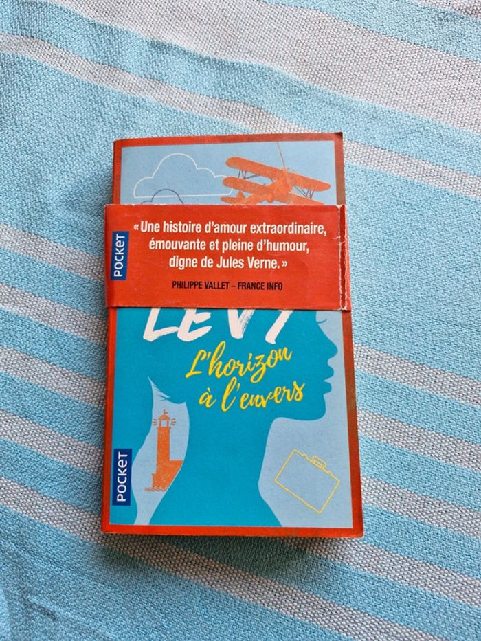 Livre de poche. L horizon à l envers. Marc levy - photo numéro 4