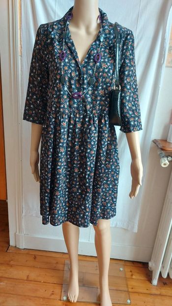 Robe marine- légère- col V- motif fleuri/ vintage love taille S/36