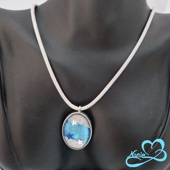 Pendentif en résine ovale avec des étoiles