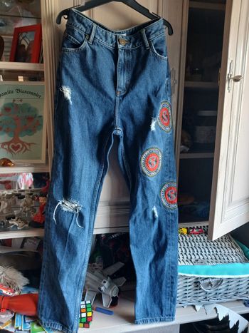 Jeans motifs troués T34 
