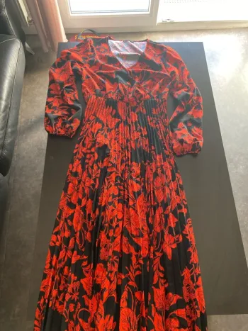 Robe noir et rouge à fleurs neuve