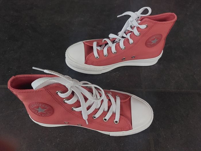 Baskets converses neuves jamais portées - photo numéro 2