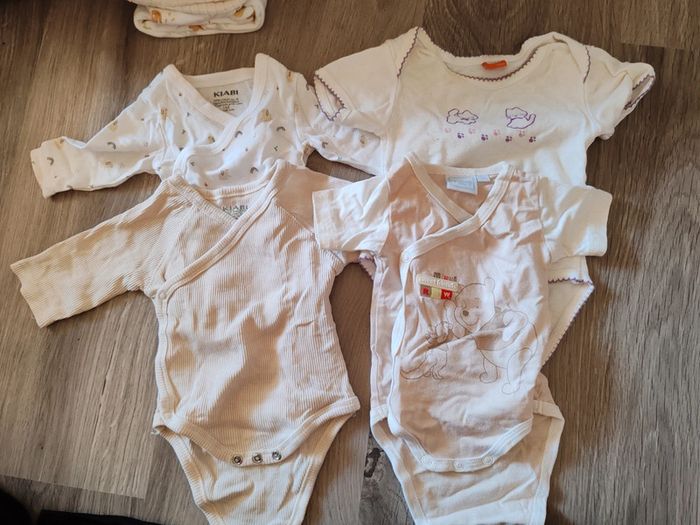 Lot de 4 bodies divers - taille 1M