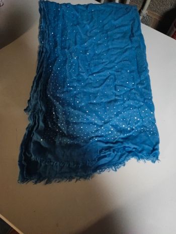 Écharpe foulard bleue avec strass en excellent état