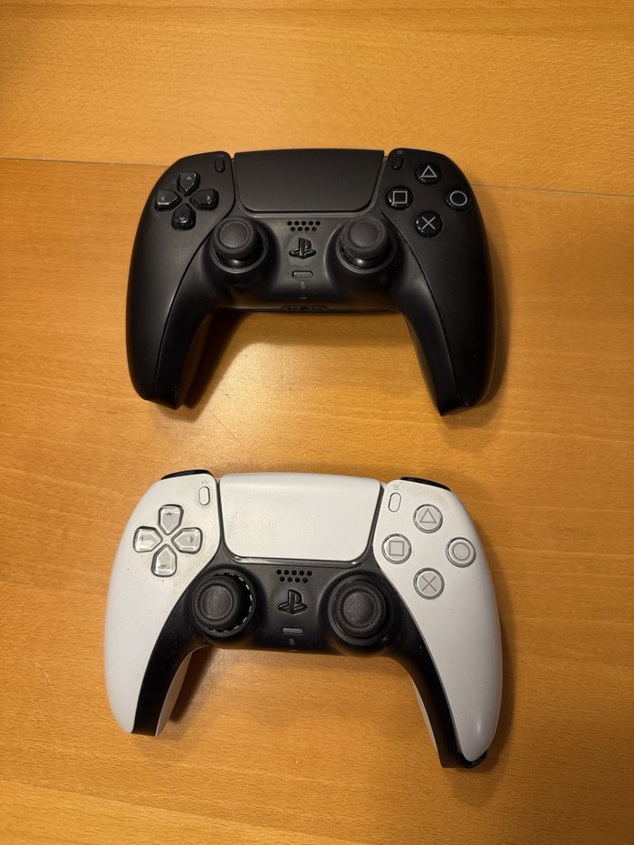 PlayStation 5 Disc Edition 825 Go Blanc + EA FC 25 et 2 manettes dans leur emballage d'origine - photo numéro 3