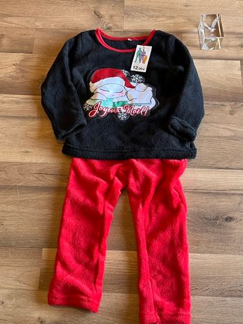 Je vend un pyjama fille taille 4 ans neuf 