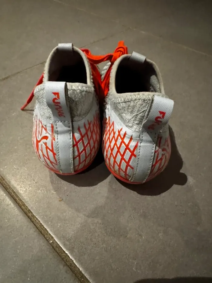 Chaussures de foot à crampons moulés - Puma - Net-Fit / Future - Gris & Orange - 34 - Bon état - photo numéro 4