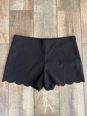 Short court noir mango