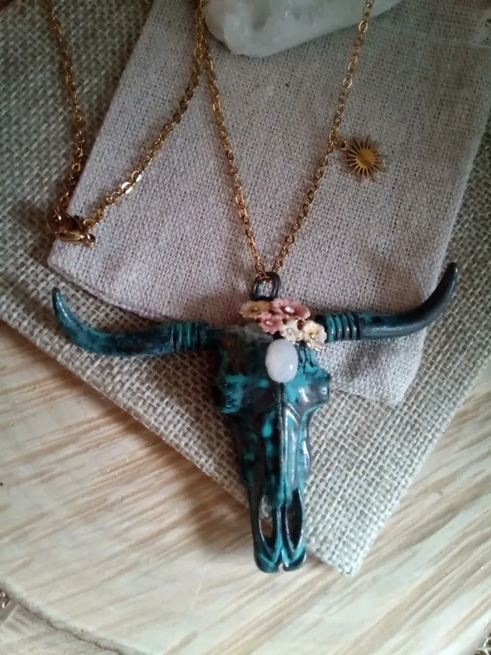 Collier tête de vache , pierre de lune et breloque soleil - photo numéro 4