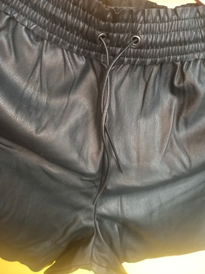 Short en simili cuir taille 14/15ans - photo numéro 2