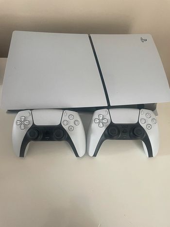 PlayStation 5 avec 2 manettes