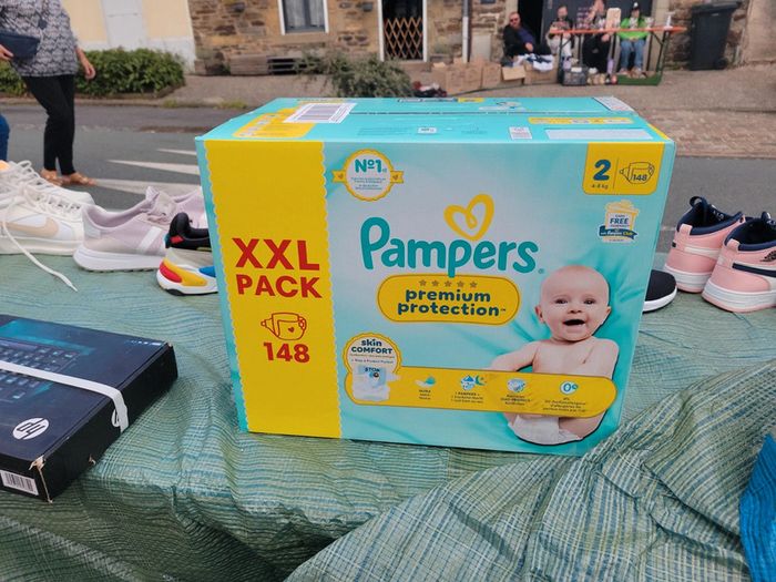 CARTONS DE 148 COUCHES PAMPERS