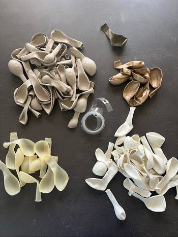 Lot 90 ballons avec arche en plastique