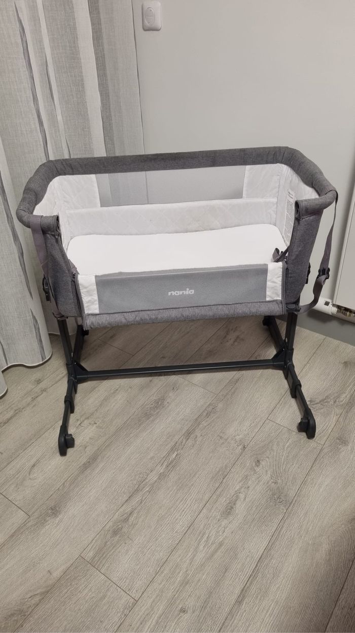 Cododo Nania + deux draps housse (blanc et gris) et une alèse
