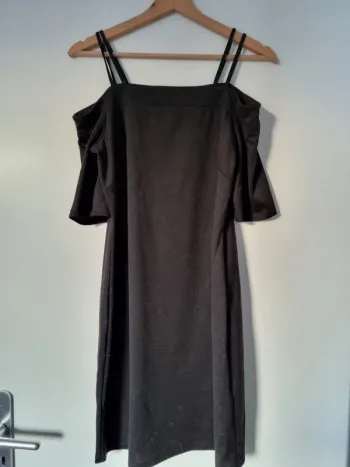 Robe noire prêt du corps