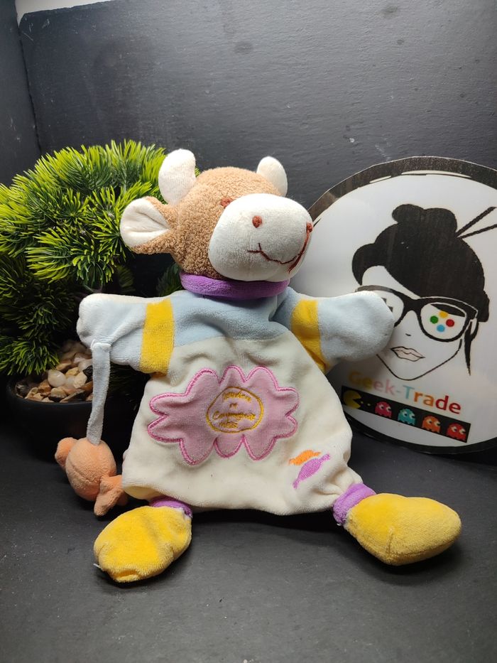 doudou et compagnie Marionnette vache Cerise bonbon marron blanc bleu rose Fleur