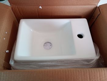 Lavabo toilette robinet a droite neuf