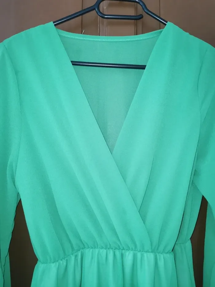 Robe volants vert pomme. - photo numéro 3