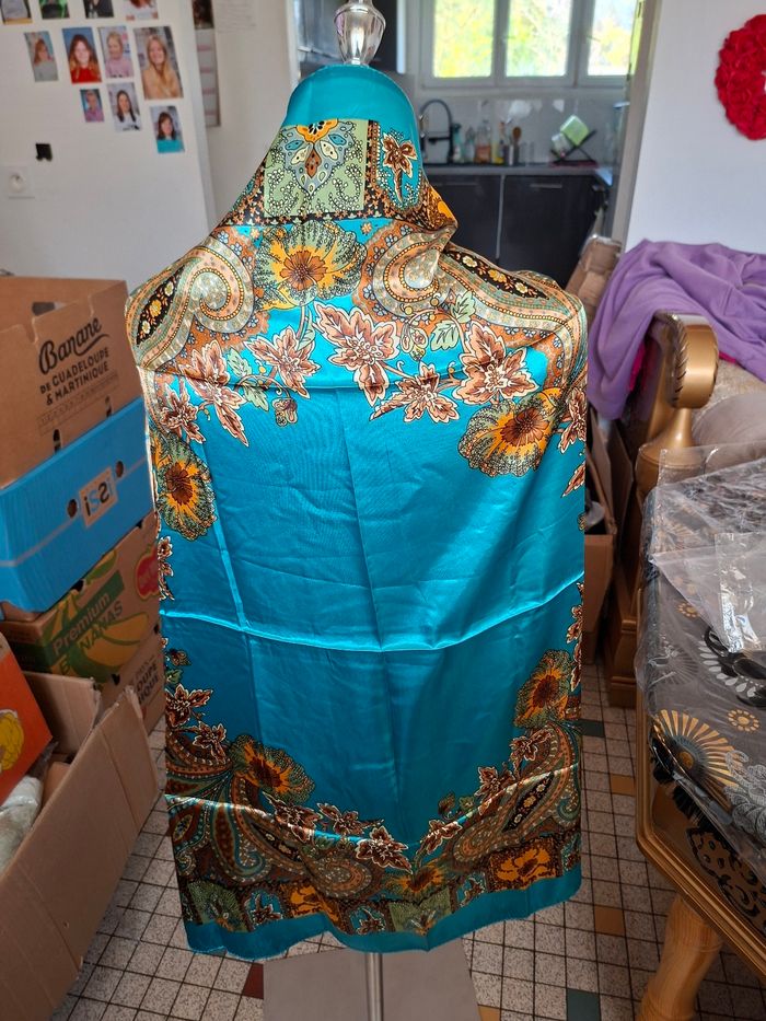 Foulard bleu turquoise motif femme neuf prix 1 euro 50 - photo numéro 2
