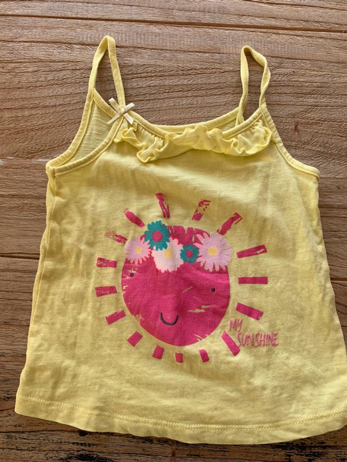 Débardeur jaune et dessin rose