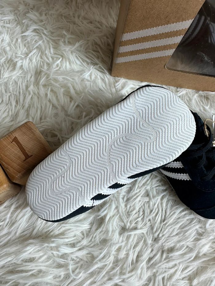 Paire de basket Adidas Gazelle Crib taille 21 - photo numéro 4
