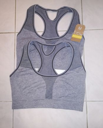 Lot 2 brassières de sport grises, taille M, neuves avec étiquette.