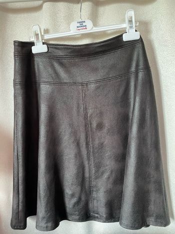 En état neuf, Très belle jupe aspect cuir marron 36 Armand Thiery