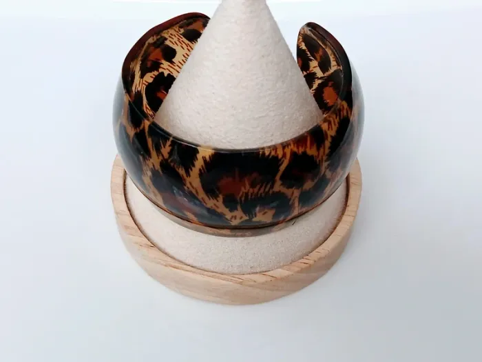 Bracelet manchette résine imprimé léopard – style bold chic - photo numéro 3