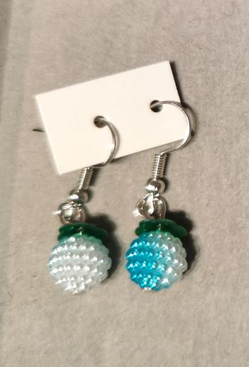 Petites boules perlées bicolores blanc bleu en boucles d'oreilles