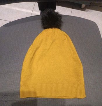 Bonnet moutarde à pompon T1