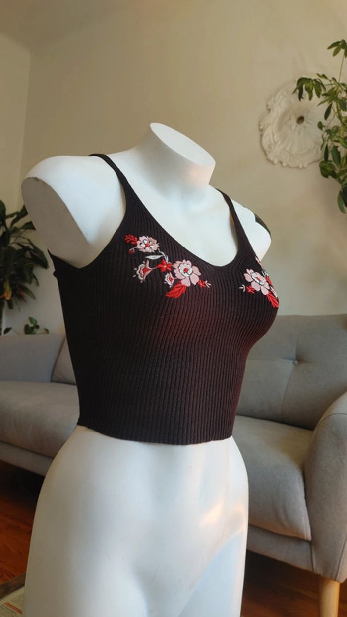 Crop top en maille brodé de fleurs décolleté noir - photo numéro 7