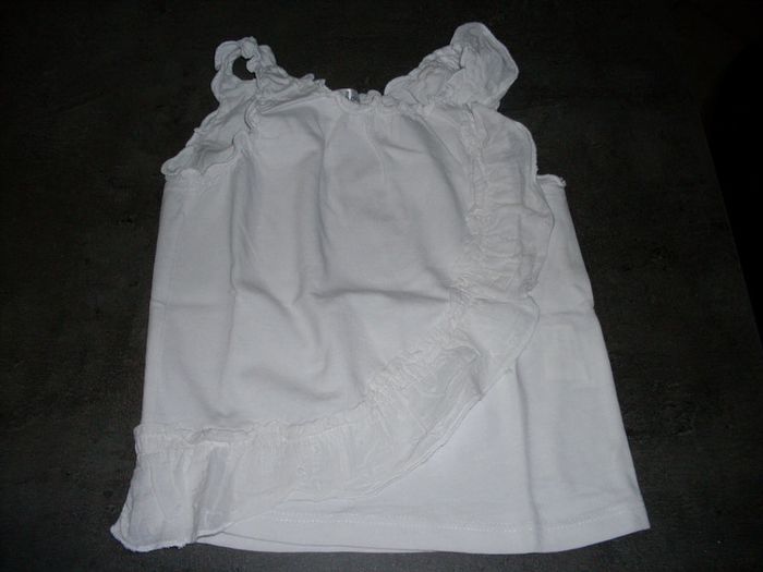 haut blanc kitchoun 9 mois en très bon état