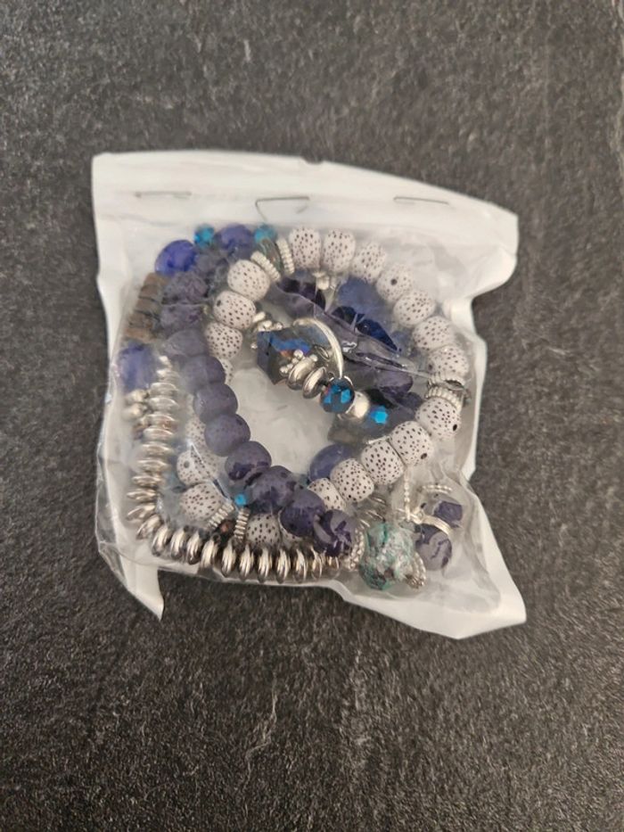 Lot de 4 bracelets neuf bleus
